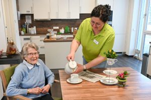 Eine Mitarbeiterin der Dreisam schenkt Kaffee ein